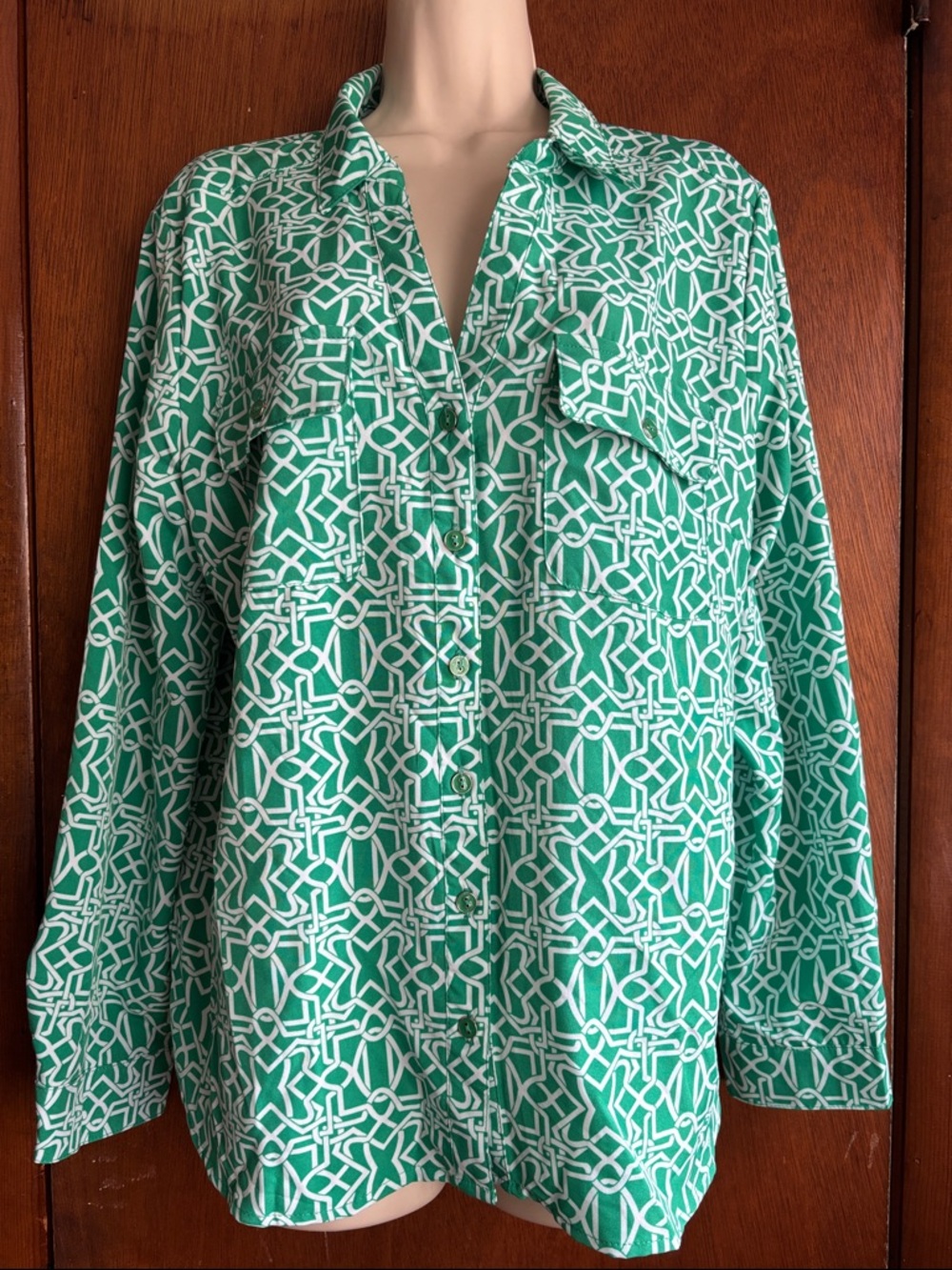 Adrienne Vittadini Green/White Geometric Button-Down Long Sleeve Shirt like new